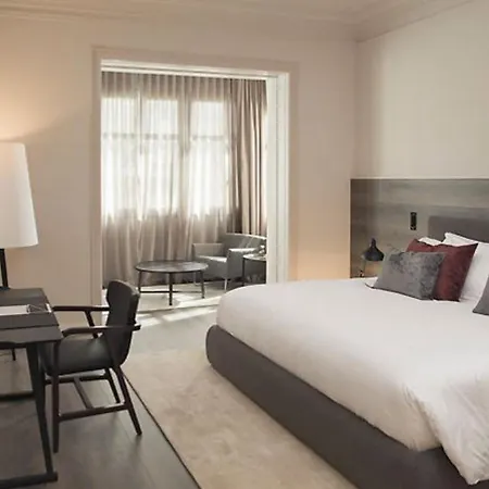 Hoeflerstein Modern Apartment